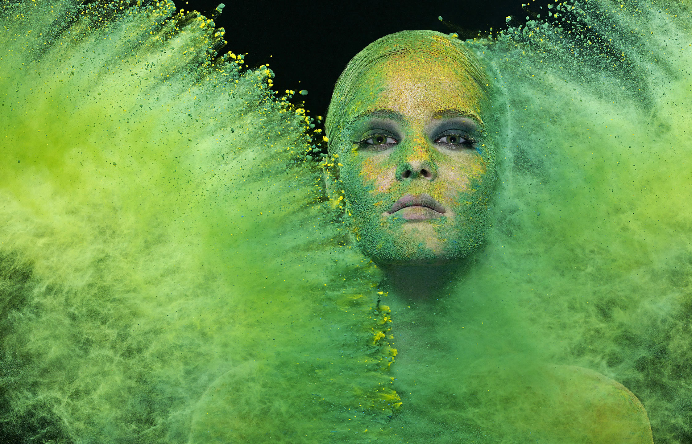 Harrods_BeautyColour_SHOT06_0004-[Green-Powder]-[Final]-[Flat].jpg